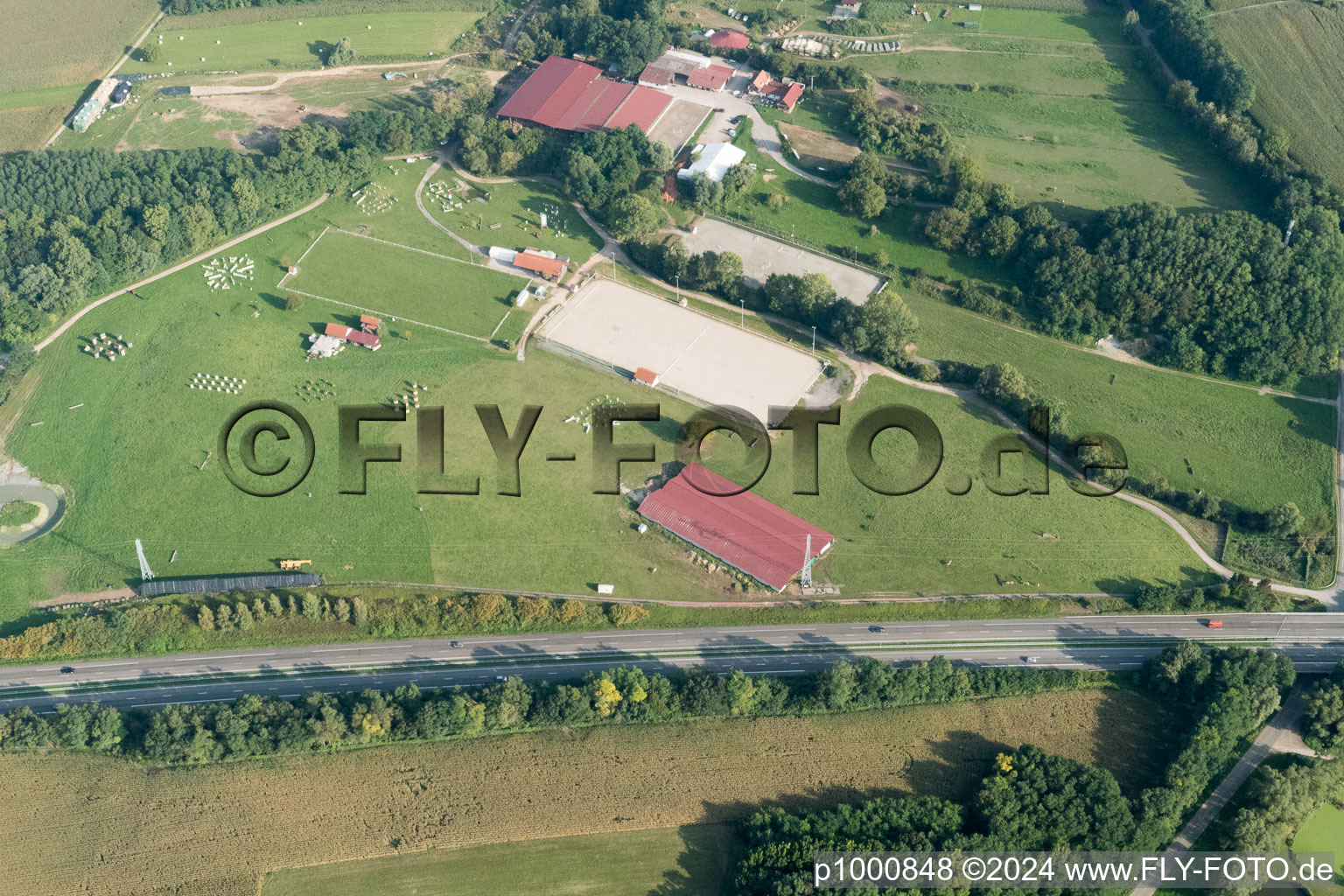 Haras de la Née in Neewiller-près-Lauterbourg im Bundesland Bas-Rhin, Frankreich aus der Drohnenperspektive