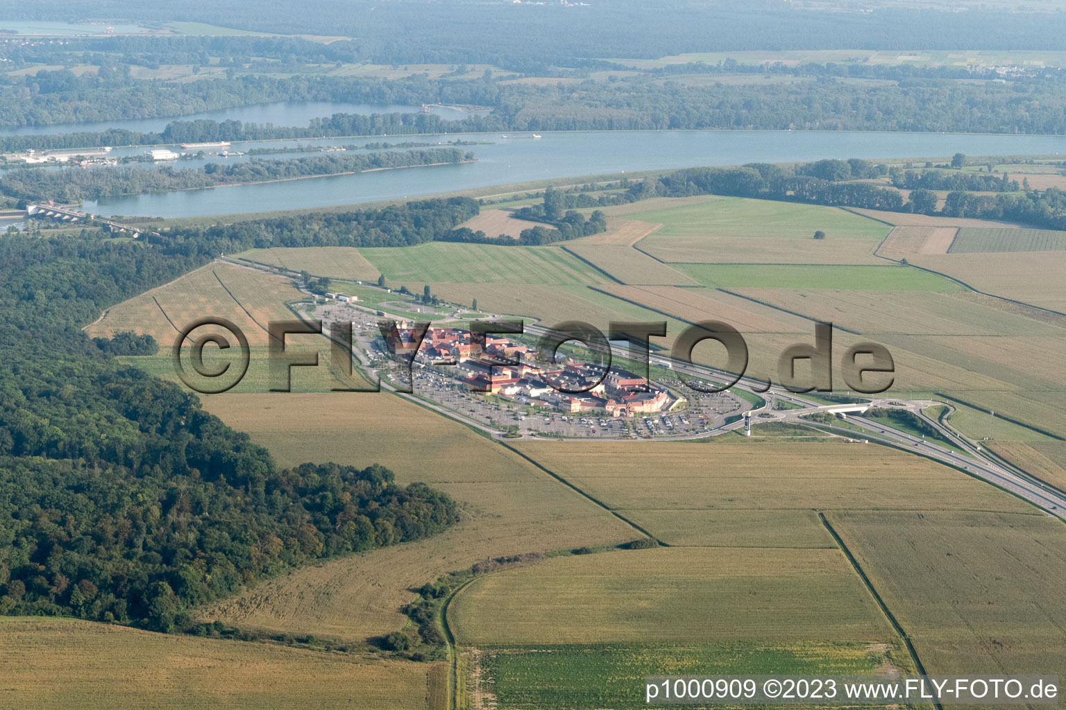 Schrägluftbild von Roppenheim, Outlet Center im Bundesland Bas-Rhin, Frankreich