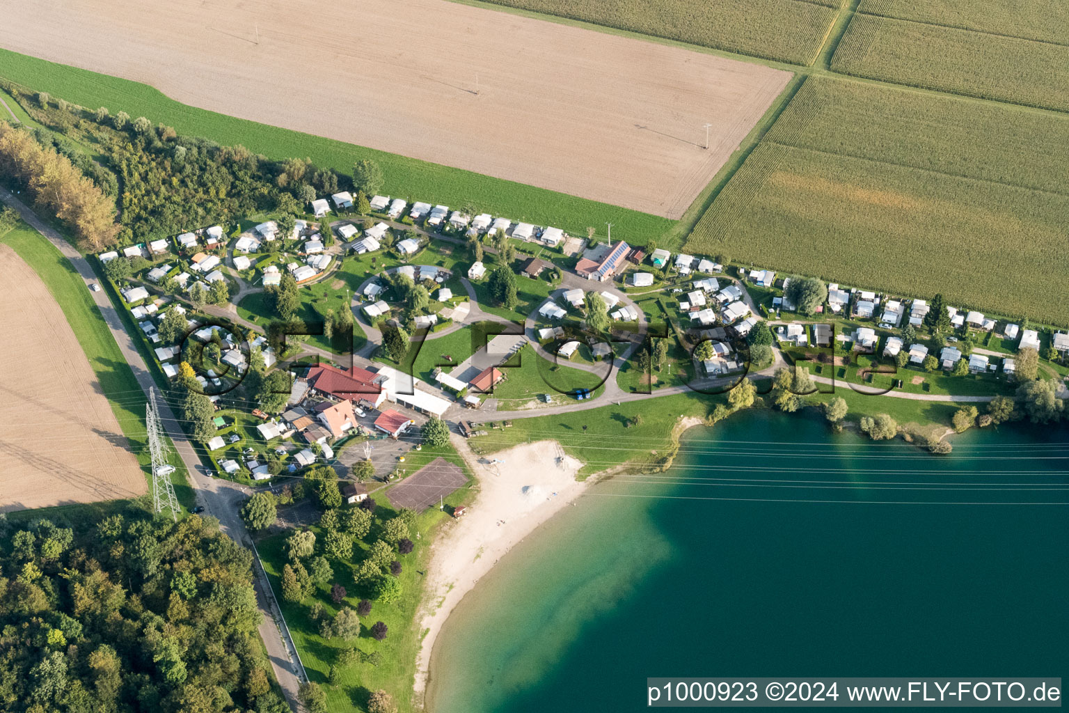 Schrägluftbild von Wohnwagen und Zelte- Campingplatz - und Zeltplatz Camping Plage du Staedly am See in Roeschwoog in Grand Est in Rœschwoog im Bundesland Bas-Rhin, Frankreich