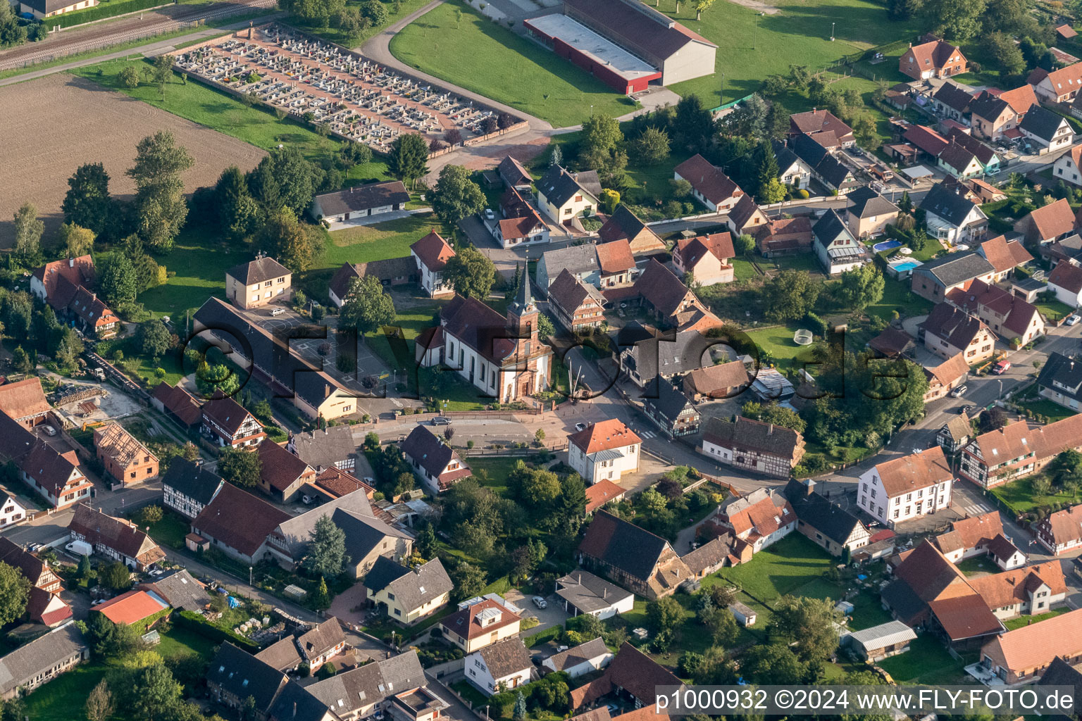 Kirchengebäude der Église protestante in der Dorfmitte in Rountzenheim in Grand Est im Bundesland Bas-Rhin, Frankreich