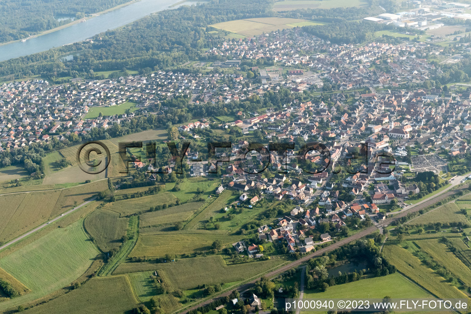 Drohnenbild von Drusenheim im Bundesland Bas-Rhin, Frankreich