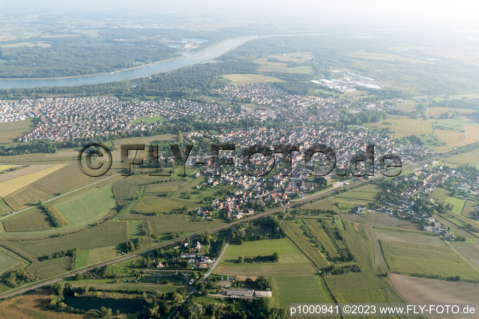 Drusenheim im Bundesland Bas-Rhin, Frankreich aus der Drohnenperspektive