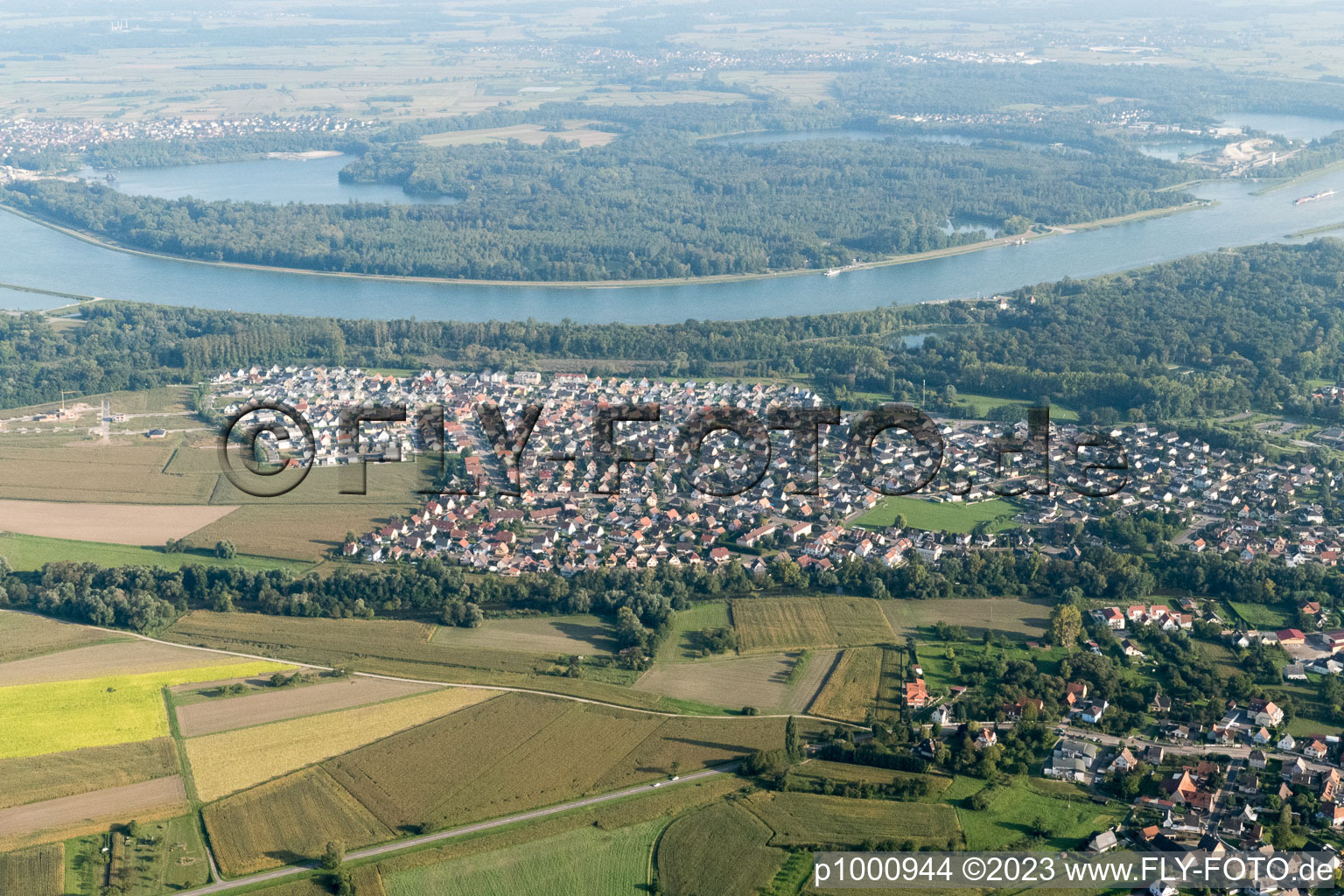 Drusenheim im Bundesland Bas-Rhin, Frankreich von der Drohne aus gesehen