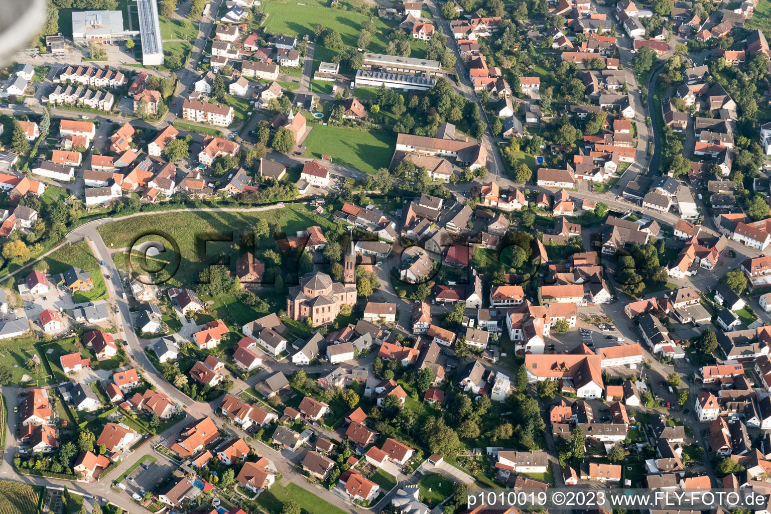 Ortsteil Rheinbischofsheim in Rheinau im Bundesland Baden-Württemberg, Deutschland aus der Drohnenperspektive