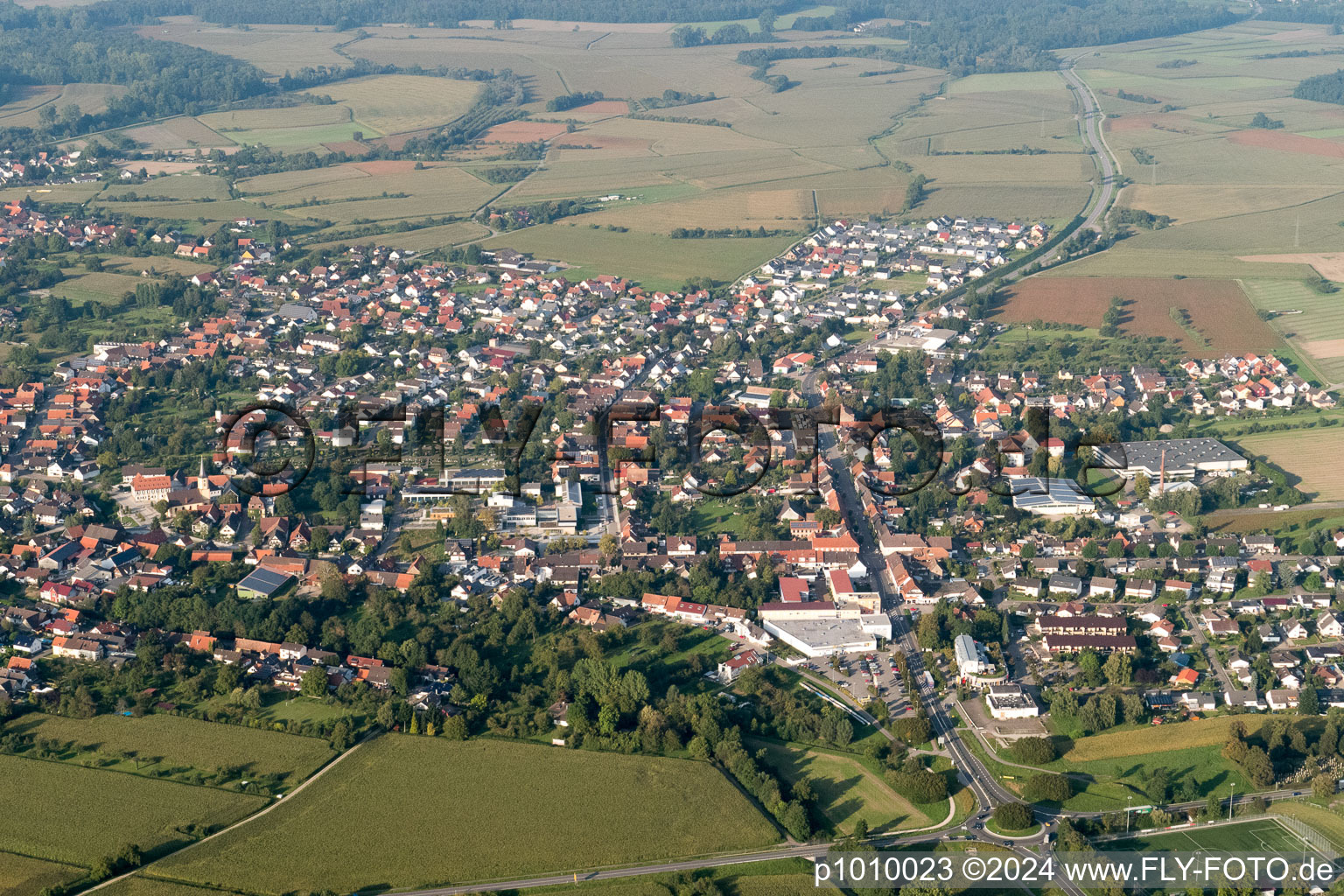 Ortsansicht der Straßen und Häuser der Wohngebiete im Ortsteil Freistett in Rheinau im Bundesland Baden-Württemberg, Deutschland