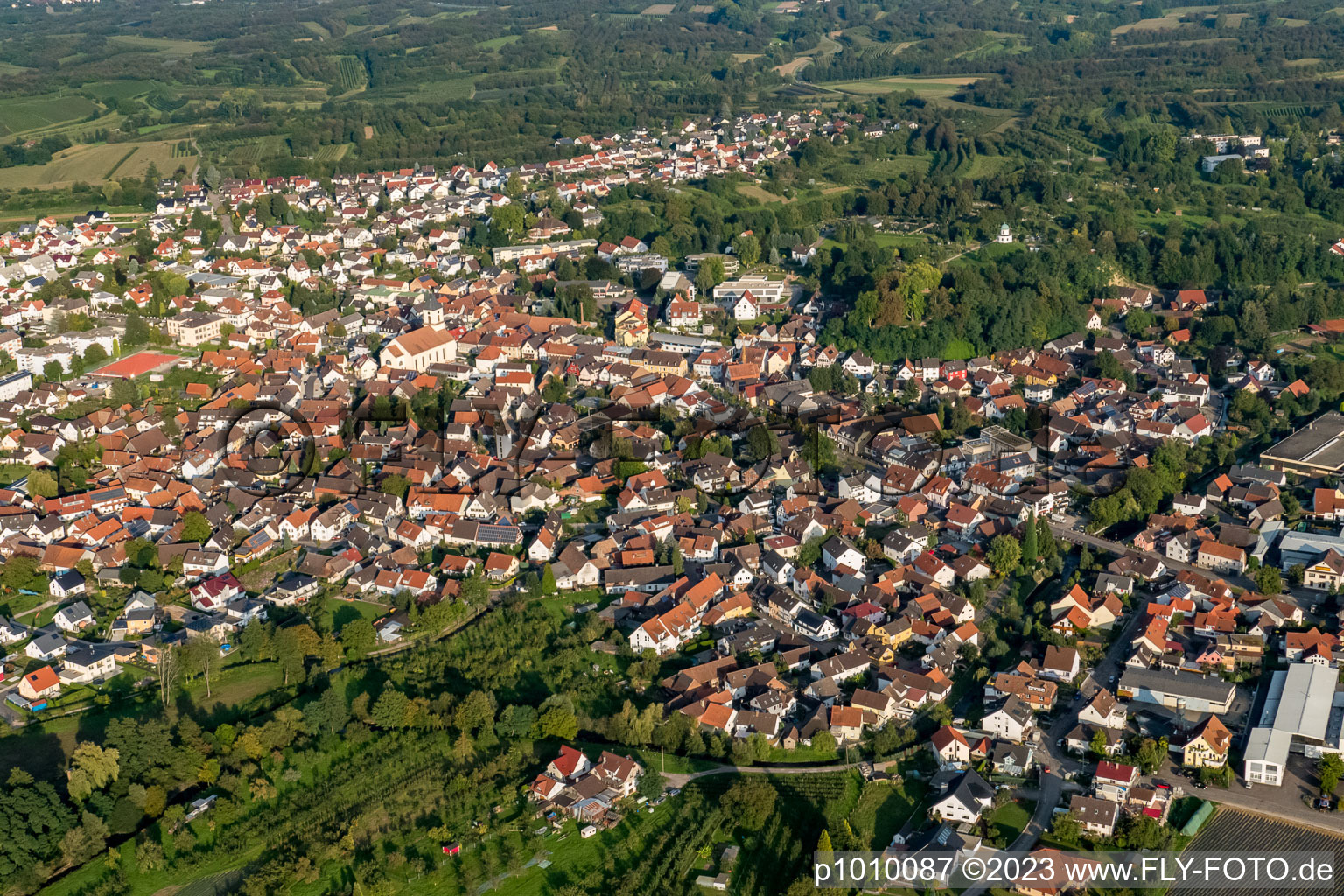 Renchen im Bundesland Baden-Württemberg, Deutschland aus der Drohnenperspektive