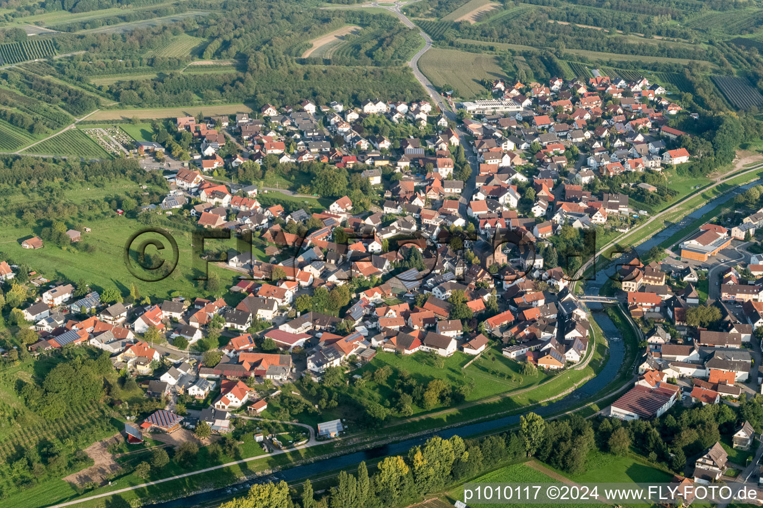Dorfkern an den Fluß- Uferbereichen der Rench im Ortsteil Stadelhofen in Oberkirch im Bundesland Baden-Württemberg, Deutschland