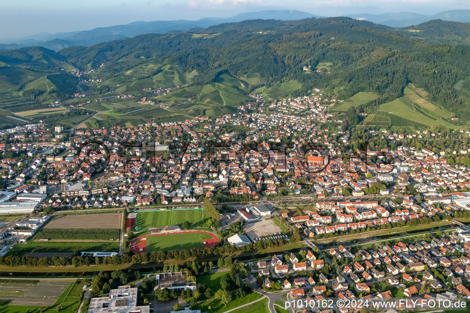 Ortsansicht der Straßen und Häuser der Wohngebiete in Oberkirch im Ortsteil Gaisbach im Bundesland Baden-Württemberg, Deutschland