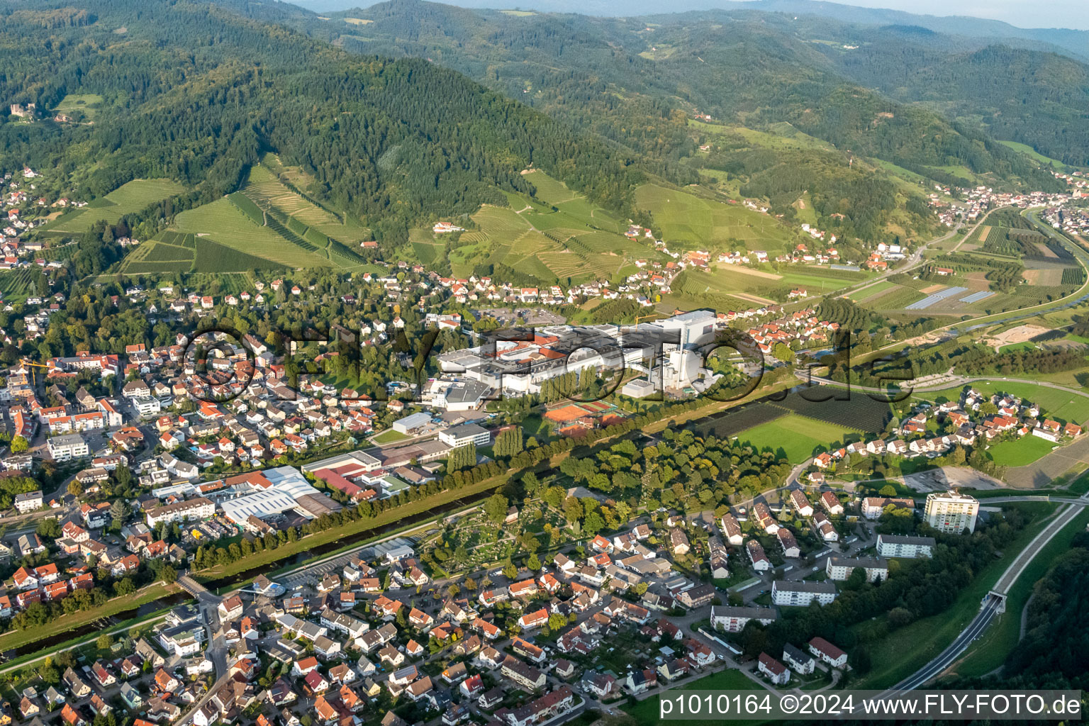 Luftbild von Gebäude und Produktionshallen auf dem Werksgelände Papierfabrik August Koehler SE in Oberkirch im Bundesland Baden-Württemberg, Deutschland