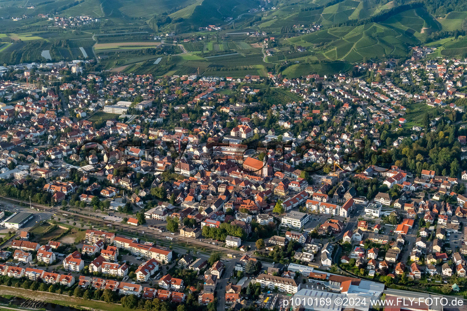 Luftbild von Ortsansicht der Straßen und Häuser der Wohngebiete in Oberkirch im Ortsteil Gaisbach im Bundesland Baden-Württemberg, Deutschland