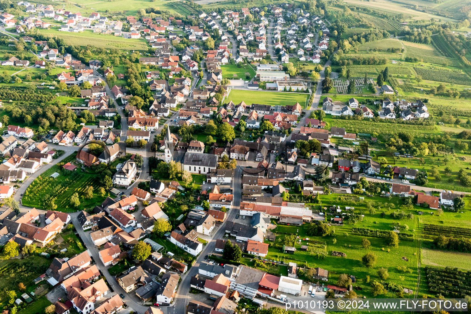 Dorf - Ansicht am Rande von landwirtschaftlichen Feldern und Nutzflächen im Ortsteil Nussbach in Oberkirch im Bundesland Baden-Württemberg, Deutschland