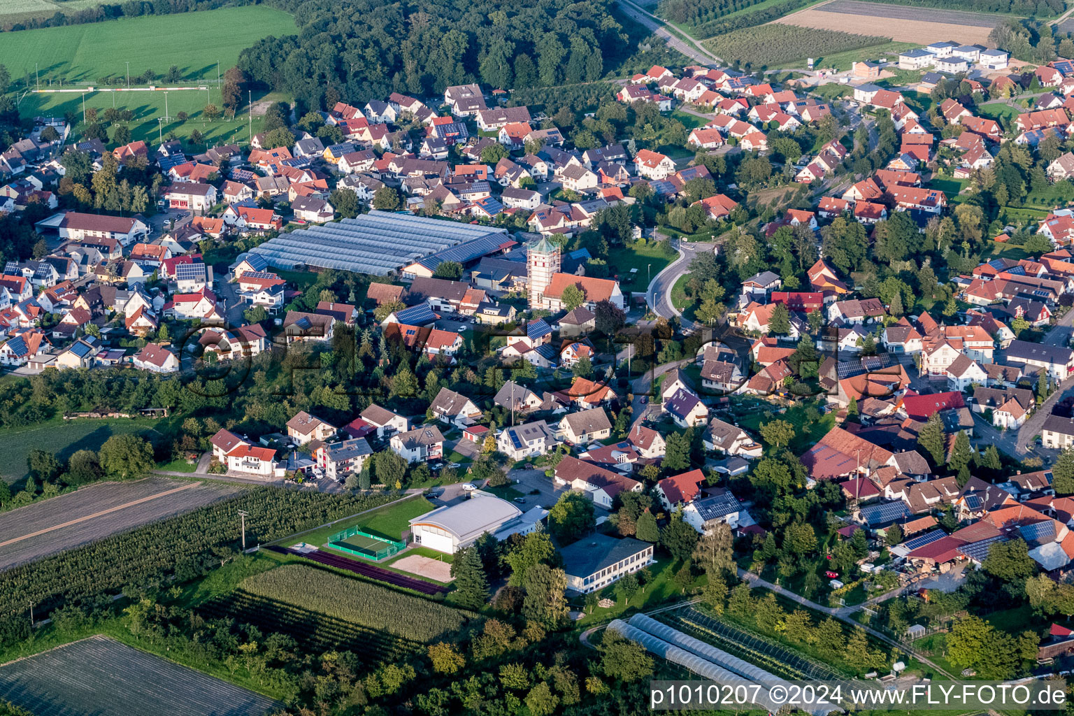 Luftaufnahme von Dorf - Ansicht am Rande von landwirtschaftlichen Feldern und Nutzflächen in Zusenhofen in Oberkirch im Bundesland Baden-Württemberg, Deutschland