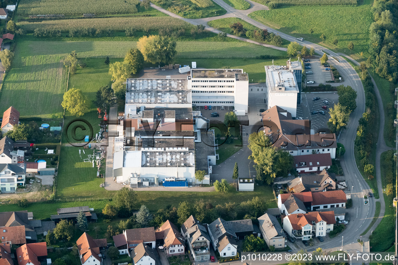 Luftbild von Gebäude und Produktionshallen auf dem Werksgelände des Chemieproduzenten Klocke Pharma-Service in Appenweier im Ortsteil Urloffen im Bundesland Baden-Württemberg, Deutschland