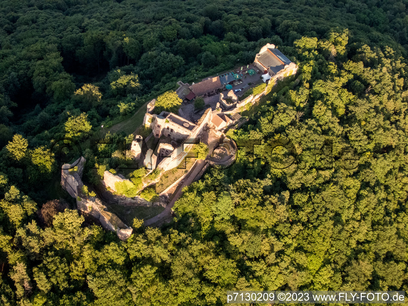 Eschbach, Madenburg im Bundesland Rheinland-Pfalz, Deutschland aus der Drohnenperspektive