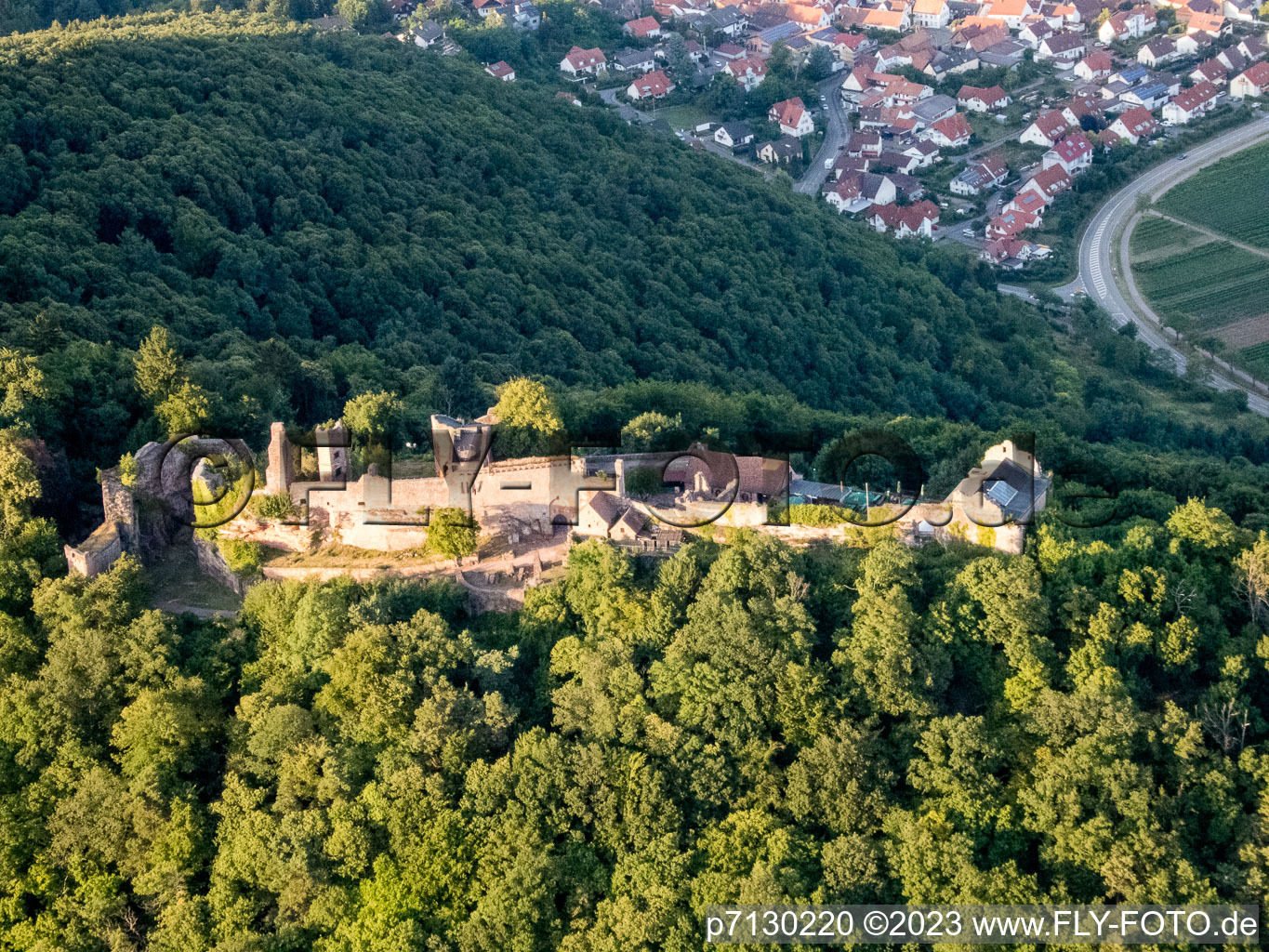 Luftaufnahme von Eschbach, Madenburg im Bundesland Rheinland-Pfalz, Deutschland