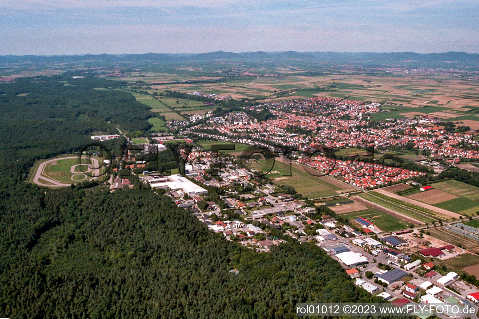 Luftaufnahme von Herxheim von Südwesten in Herxheim bei Landau/Pfalz im Bundesland Rheinland-Pfalz, Deutschland
