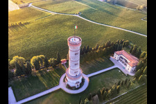 Schrägluftbild von Torre di San Martino della Battagli im Ortsteil Chiodino in Desenzano del Garda im Bundesland Brescia, Italien