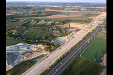 Luftaufnahme von Tunnelbaustelle längs der A4 im Ortsteil Bornade di Sotto in Desenzano del Garda im Bundesland Brescia, Italien