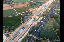 Schrägluftbild von Tunnelbaustelle längs der A4 im Ortsteil Bornade di Sotto in Desenzano del Garda im Bundesland Brescia, Italien