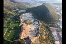 Luftaufnahme von Buco Del Frate in Paitone im Bundesland Brescia, Italien
