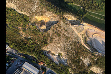 Schrägluftbild von Buco Del Frate in Paitone im Bundesland Brescia, Italien