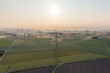 Windenergieanlagen ( WEA ) mit Windkraftanlagen in Dithmarschen auf einem Feld in Norddeich im Bundesland Schleswig-Holstein, Deutschland