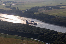 Fahrt von Frachtschiffen im Nord-Ostsee-Kanal in Kudensee im Bundesland Schleswig-Holstein, Deutschland