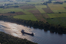 Gegenverkehr auf dem Nord-Ostsee-Kanal in Kudensee im Bundesland Schleswig-Holstein, Deutschland