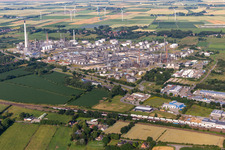 Raffinerie- Anlagen und Leitungssysteme auf dem Werksgelände des Mineralöl- Produzenten Raffinerie Heide GmbH in Hemmingstedt in Lieth im Bundesland Schleswig-Holstein, Deutschland