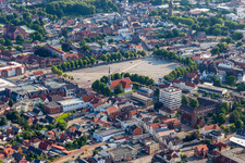 Heider Marktplatz, der größte nicht bebaute Marktplatz Deutschlands im Bundesland Schleswig-Holstein