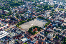Platz- Ensemble " Heider Marktplatz " im Innenstadt- Zentrum in Heide im Bundesland Schleswig-Holstein, Deutschland