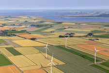 Windparks vor der Eidermündung im Ortsteil Schülper Altensiel im Bundesland Schleswig-Holstein, Deutschland