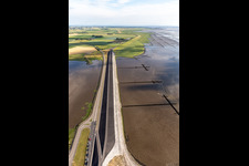 Luftaufnahme von Sperrwerk- Schleusenanlagen Eider-Sperrwerk der WSV Wasser- und Schifffahrtsverwaltung des Bundes in Wesselburenerkoog im Ortsteil Kating in Tönning im Bundesland Schleswig-Holstein, Deutschland