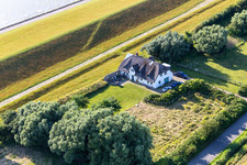 Reetdachhaus am Westerdeich in Vollerwiek im Bundesland Schleswig-Holstein, Deutschland