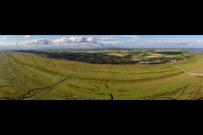 Panorama einer Wiesen- und Feld Landschaft in der Auen- Niederung an der Nordseeküste in Sankt Peter-Ording im Ortsteil Olsdorf im Bundesland Schleswig-Holstein, Deutschland