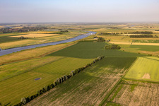 Dammsdeich mit  Eisenbahnbrücke über die Eider in Koldenbüttel im Bundesland Schleswig-Holstein, Deutschland