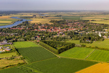 Stadtansicht an der Treene von Westen in Friedrichstadt im Bundesland Schleswig-Holstein, Deutschland