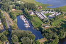 Yachthafen vom Motorbootclub Westküste e.V. mit Sportboot- Anlegestellen und Bootsliegeplätzen am Uferbereich des Westersielzug in Friedrichstadt im Bundesland Schleswig-Holstein, Deutschland