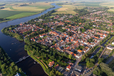 Luftaufnahme von Grachtenstadt zwischen Treene, Westersielzug und Eideran den Fluss- Uferbereichen von Treene, Westersielzug und Eider in Friedrichstadt im Bundesland Schleswig-Holstein, Deutschland
