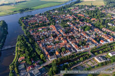 Schrägluftbild von Grachtenstadt zwischen Treene, Westersielzug und Eider in Friedrichstadt im Bundesland Schleswig-Holstein, Deutschland