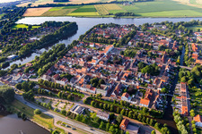 Schrägluftbild von Grachtenstadt zwischen Treene, Westersielzug und Eideran den Fluss- Uferbereichen von Treene, Westersielzug und Eider in Friedrichstadt im Bundesland Schleswig-Holstein, Deutschland