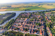 Luftbild von Grachtenstadt zwischen Treene, Westersielzug und Eider aus Süden in Friedrichstadt im Bundesland Schleswig-Holstein, Deutschland