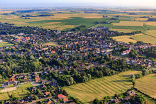 Dorfansicht aus Norden mit Gänsemarkt und Kirche im Ortsteil Amt Kirchspielslandgemeinde Lunden im Bundesland Schleswig-Holstein, Deutschland