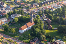 Kirchengebäude der Kirche und Geschlechterfriedhof Lunden im Dorfkern in Lunden im Ortsteil Amt Kirchspielslandgemeinde Lunden im Bundesland Schleswig-Holstein, Deutschland