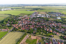 Ortsansicht der Straßen und Häuser der Wohngebiete in Schwabhausen im Bundesland Thüringen, Deutschland