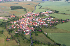Ortsansicht der Straßen und Häuser der Wohngebiete in Wahlwinkel in Waltershausen im Bundesland Thüringen, Deutschland