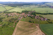 Ortsansicht am Rande von landwirtschaftlichen Feldern und Nutzflächen in Laucha in Hörsel im Bundesland Thüringen, Deutschland