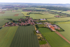 Ortsansicht am Rande von landwirtschaftlichen Feldern und Nutzflächen in Warza in Nessetal im Bundesland Thüringen, Deutschland