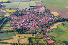 Ortsansicht der Straßen und Häuser der Wohngebiete in Friemar im Bundesland Thüringen, Deutschland