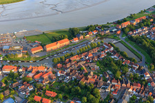 Hafen Tönning mit Die weiße Brücke und Tönninger Packhaus im Bundesland Schleswig-Holstein, Deutschland